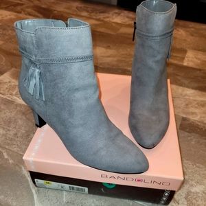 Bandolino Size 8 Grey Suede Tassell Booties